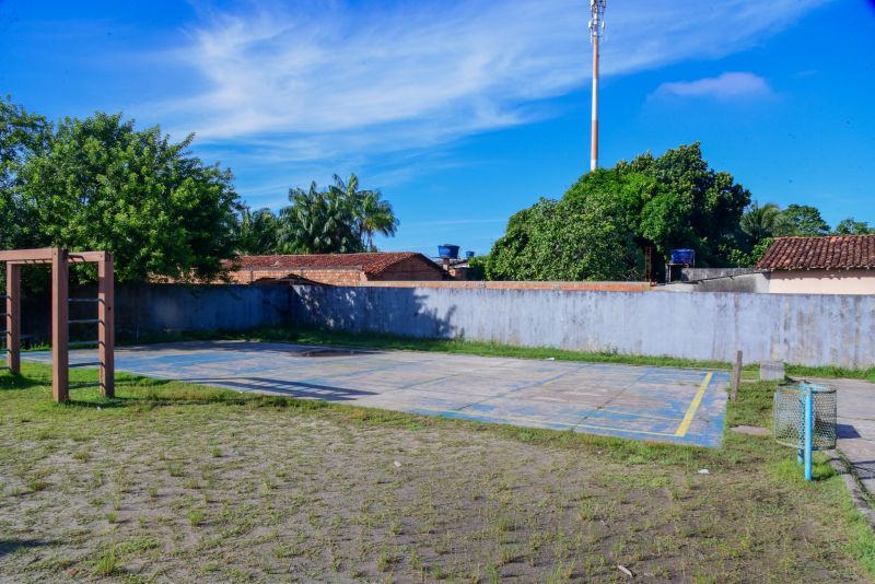 Assinatura de ordem de serviço para inicio das obras de construção da cobertura da quadra, vestiários e arquibancadas na EMEF Nelson Pereira no bairro 40 horas