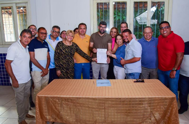 Assinatura de ordem de serviço para inicio das obras de construção da cobertura da quadra, vestiários e arquibancadas na EMEF Nelson Pereira no bairro 40 horas