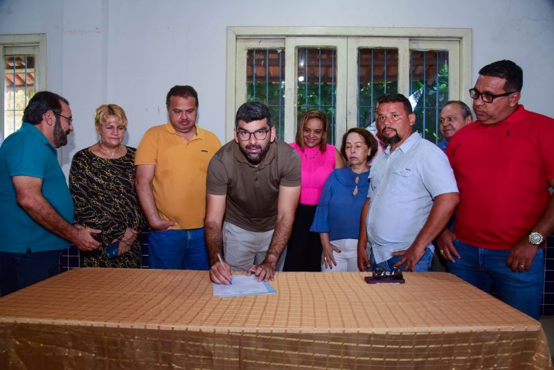 Assinatura de ordem de serviço para inicio das obras de construção da cobertura da quadra, vestiários e arquibancadas na EMEF Nelson Pereira no bairro 40 horas