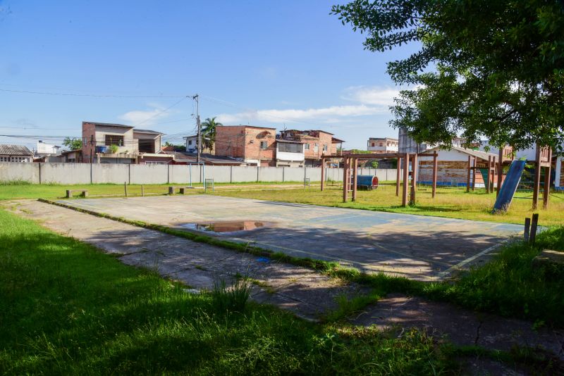 Assinatura de ordem de serviço para inicio das obras de construção da cobertura da quadra, vestiários e arquibancadas na EMEF Nelson Pereira no bairro 40 horas