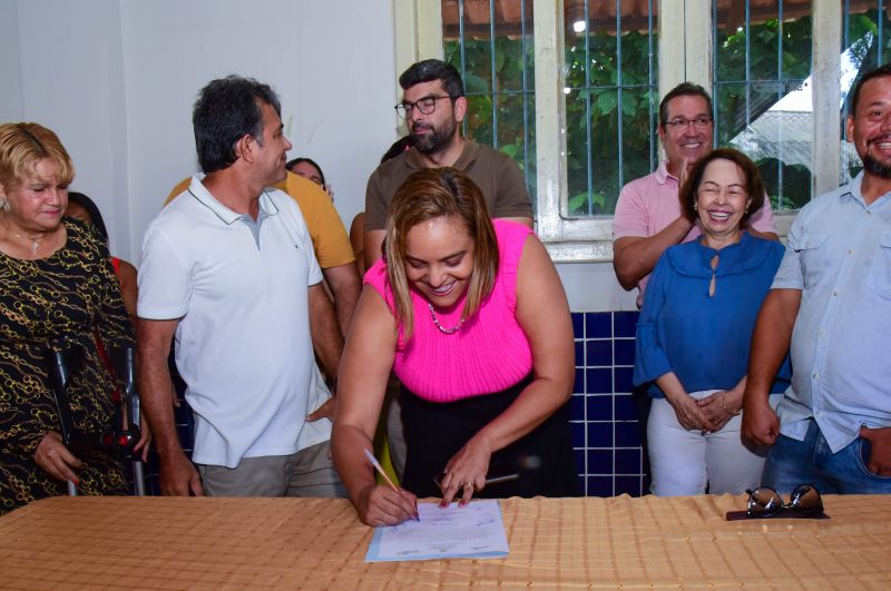 Assinatura de ordem de serviço para inicio das obras de construção da cobertura da quadra, vestiários e arquibancadas na EMEF Nelson Pereira no bairro 40 horas