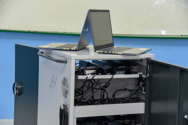 Case para Computadores e Laboratório Itinerante de Informática