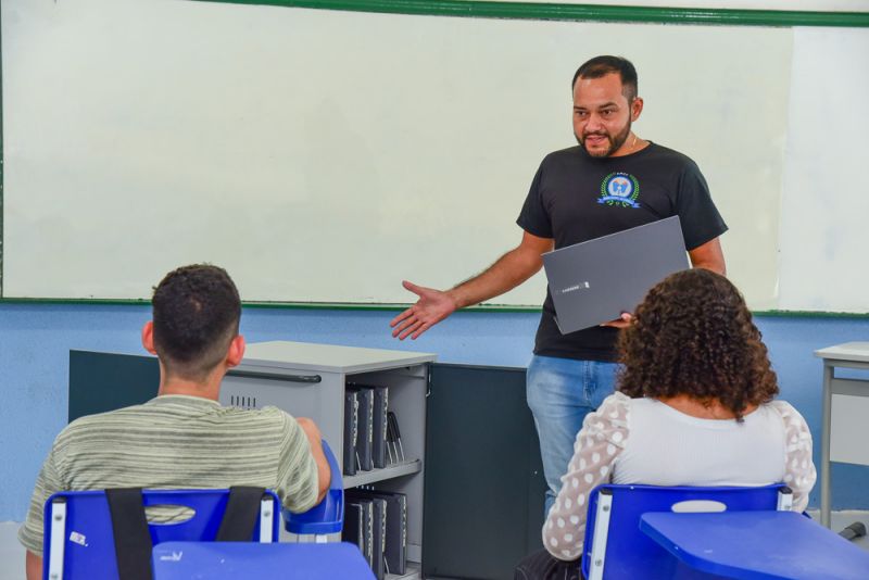 Case para Computadores e Laboratório Itinerante de Informática