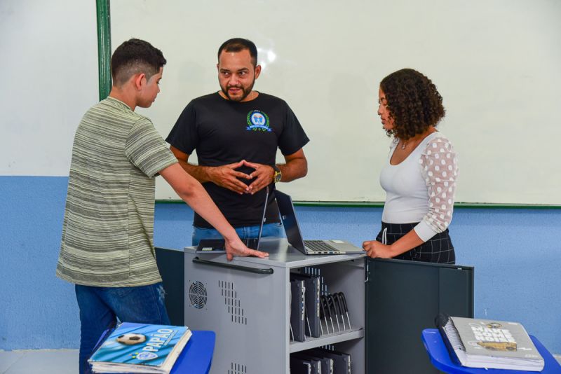 Case para Computadores e Laboratório Itinerante de Informática