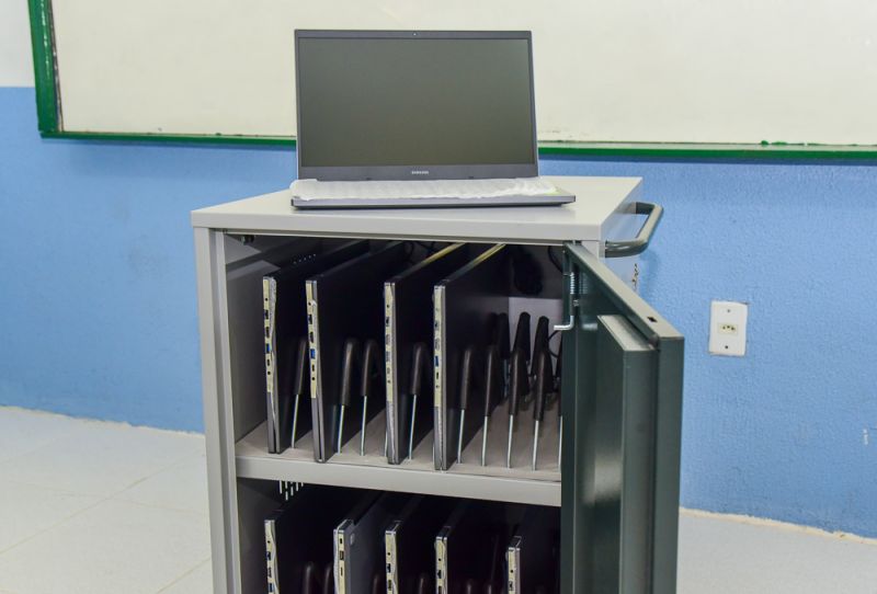 Case para Computadores e Laboratório Itinerante de Informática