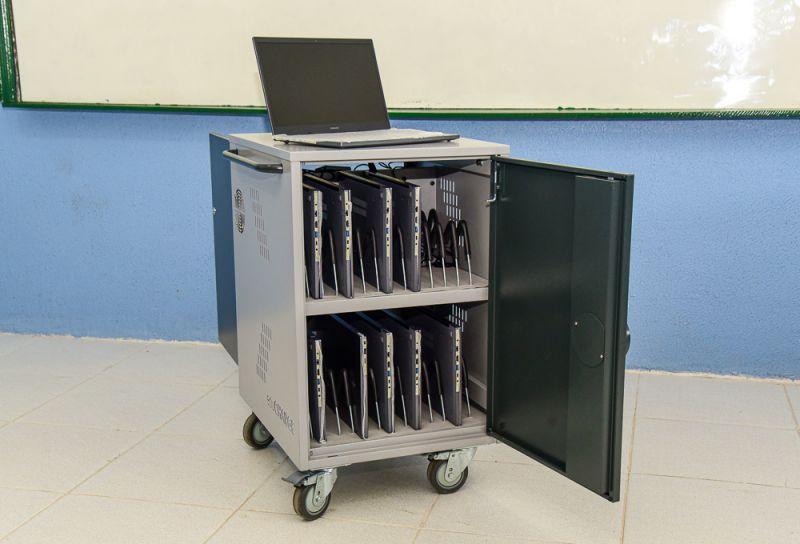 Case para Computadores e Laboratório Itinerante de Informática