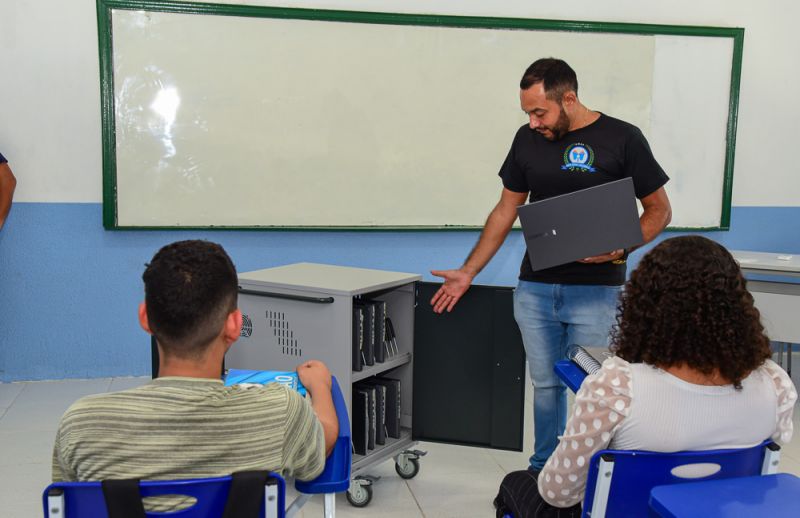 Case para Computadores e Laboratório Itinerante de Informática