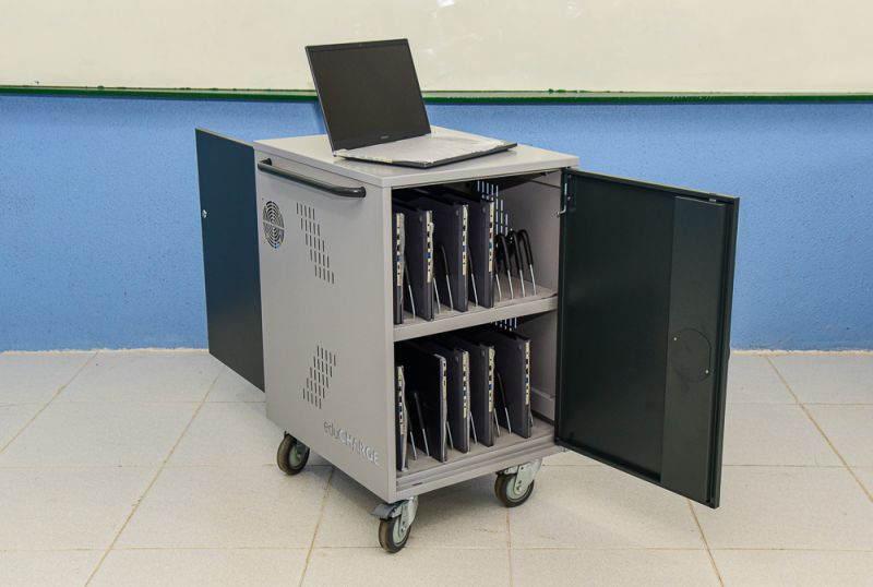 Case para Computadores e Laboratório Itinerante de Informática