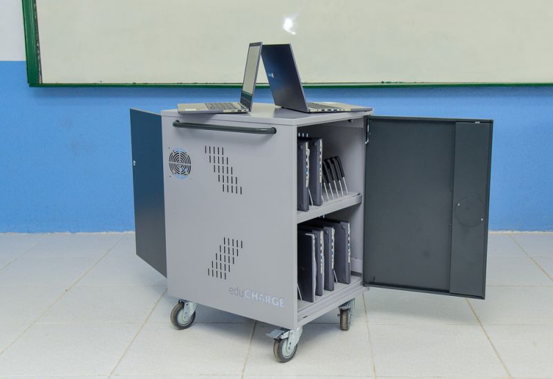 Case para Computadores e Laboratório Itinerante de Informática