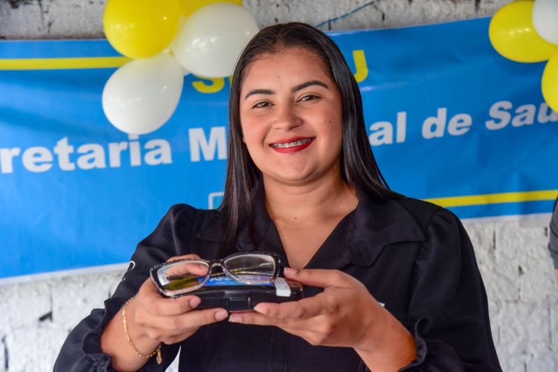 Ato de entrega de óculos para pacientes atendidos pelo Programa Olhar Ananin, no residencial Vila Nova no bairro Coqueiro