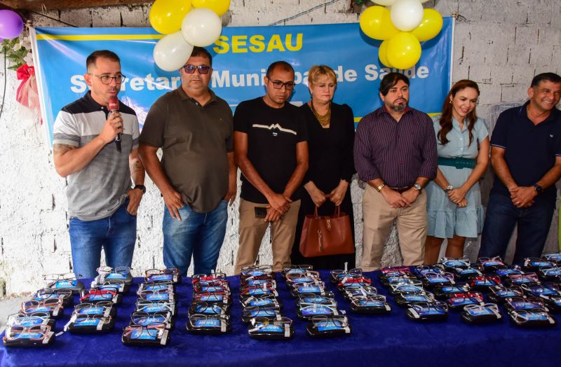 Ato de entrega de óculos para pacientes atendidos pelo Programa Olhar Ananin, no residencial Vila Nova no bairro Coqueiro