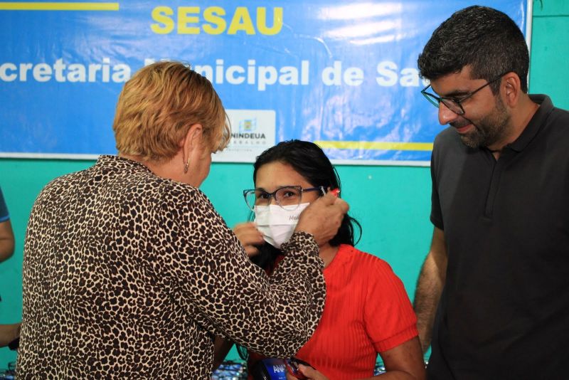 Ato de entrega de óculos do Programa Prefeitura em Movimento no centro comunitário Cristo Rei no Icuí Guajará