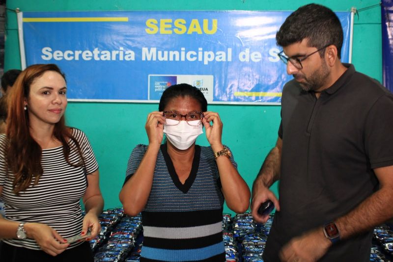 Ato de entrega de óculos do Programa Prefeitura em Movimento no centro comunitário Cristo Rei no Icuí Guajará