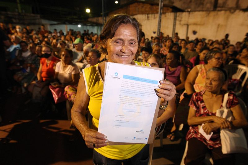 Entrega de Títulos de Propriedade aos moradores do bairro do Atalaia