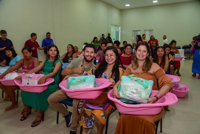 Entrega de 90 kits de enxoval para gestante do Programa Mãe Ananin