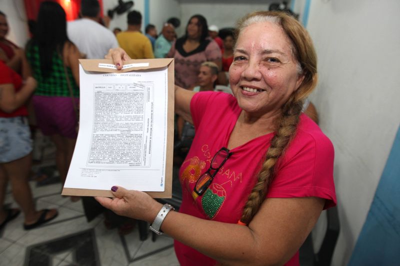 Habitação entrega de 100 certidões de imóveis para moradores da comunidade Jardim Hélder Barbalho bairro do Maguari
