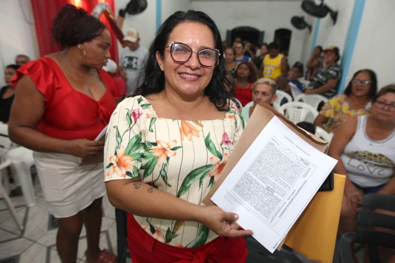 Habitação entrega de 100 certidões de imóveis para moradores da comunidade Jardim Hélder Barbalho bairro do Maguari
