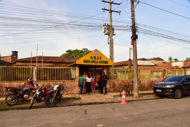 Assinatura de ordem de serviço para reforma da EMEF Maria Emília Antunes no Distrito Industrial