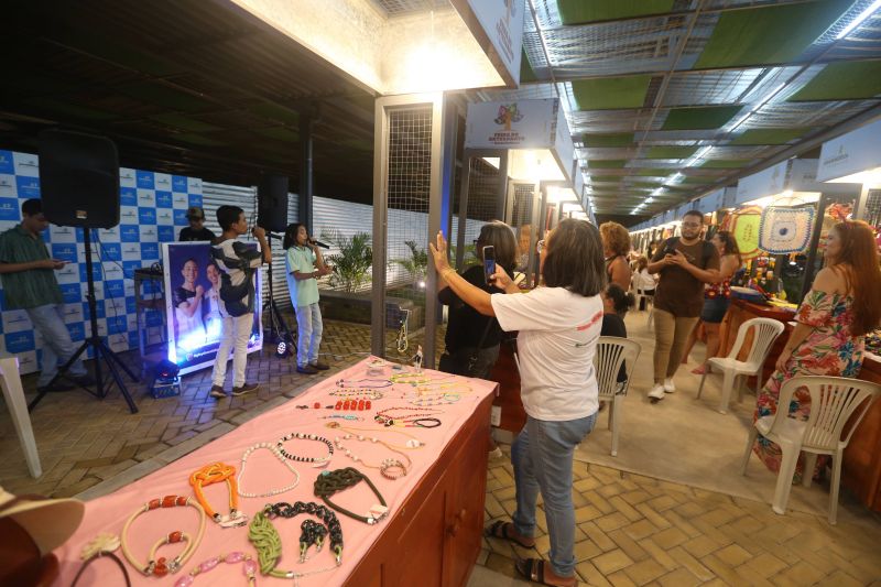 Feira do artesanato com apresentação musical Cleydson e Lohan