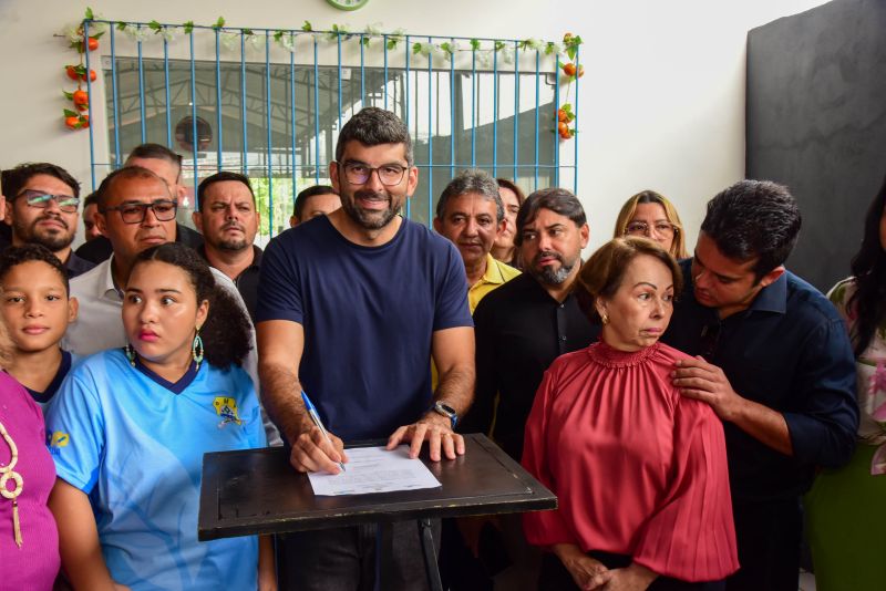 Assinatura de ordem de serviço para construção da cobertura da quadra, arquibancada e vestiário na unidade de educação EMEF Antônio Teixeira Gueiros