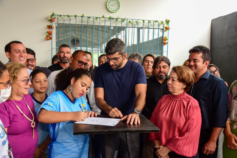 Assinatura de ordem de serviço para construção da cobertura da quadra, arquibancada e vestiário na unidade de educação EMEF Antônio Teixeira Gueiros