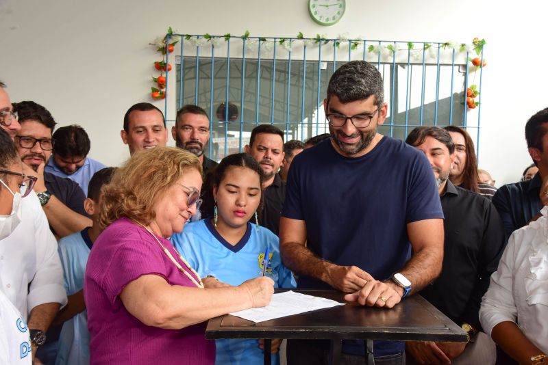 Assinatura de ordem de serviço para construção da cobertura da quadra, arquibancada e vestiário na unidade de educação EMEF Antônio Teixeira Gueiros