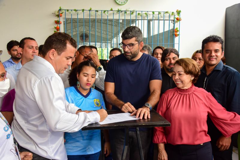 Assinatura de ordem de serviço para construção da cobertura da quadra, arquibancada e vestiário na unidade de educação EMEF Antônio Teixeira Gueiros