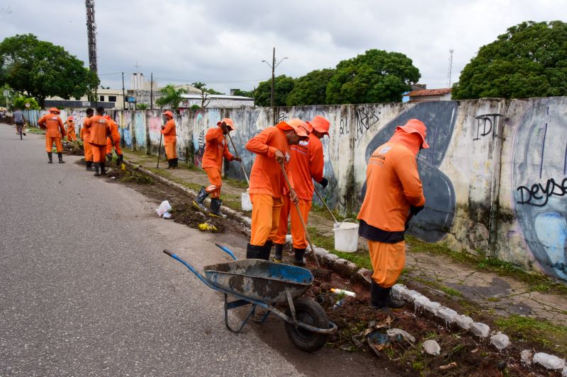 Limpeza na avenida Zacarias de Assunção no bairro Centro