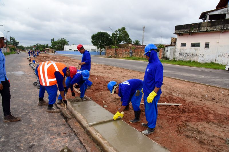 Imagens de trabalhadores nas obras do canteiro da Pa no Distrito Industrial