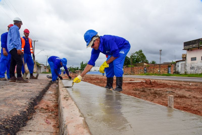 Imagens de trabalhadores nas obras do canteiro da Pa no Distrito Industrial