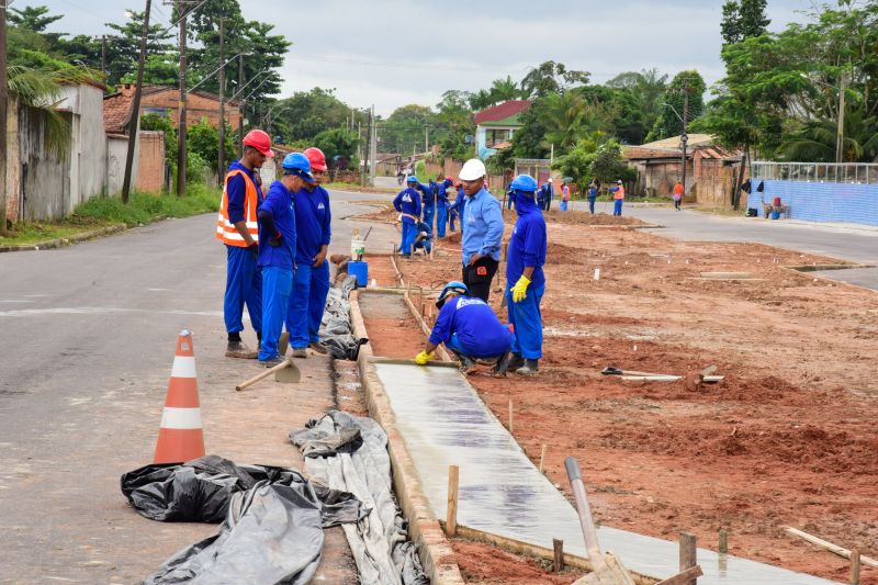 Imagens de trabalhadores nas obras do canteiro da Pa no Distrito Industrial