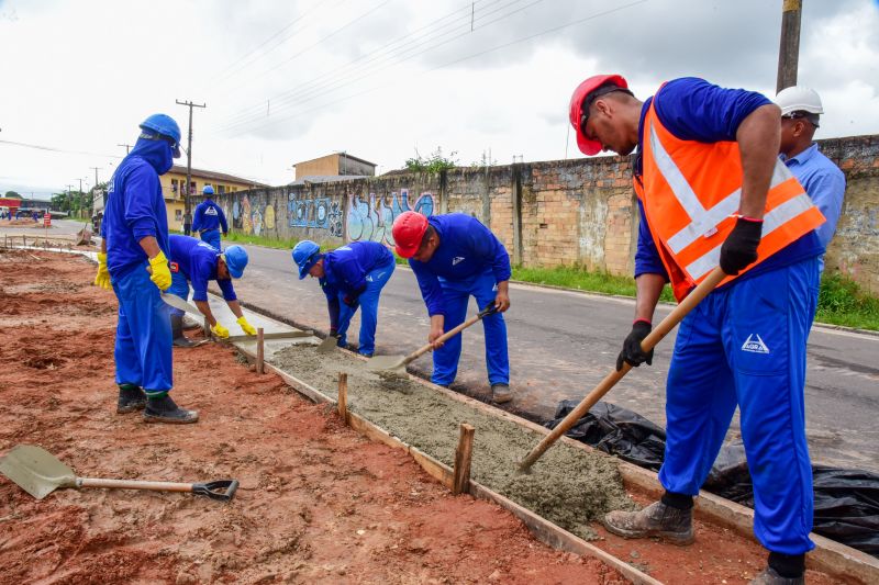 Imagens de trabalhadores nas obras do canteiro da Pa no Distrito Industrial