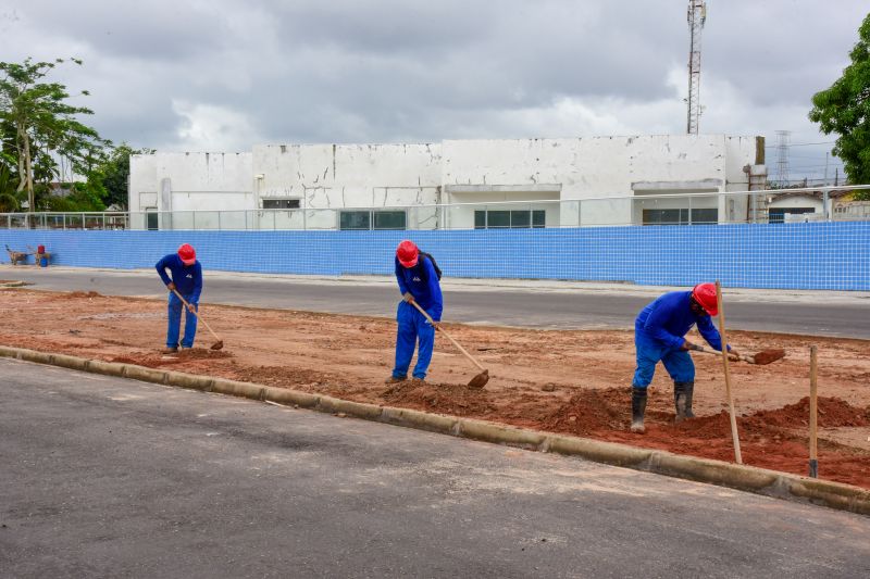 Imagens de trabalhadores nas obras do canteiro da Pa no Distrito Industrial