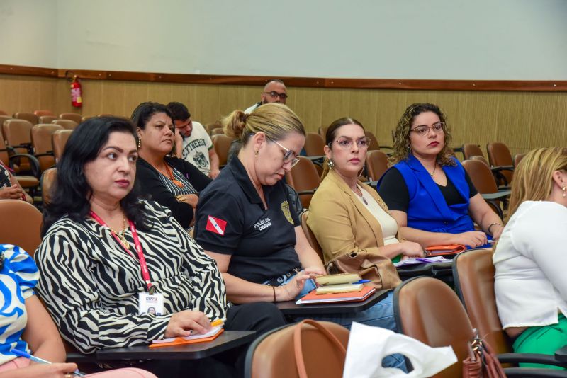 Formação dos servidores do município com representantes do Ministério das Mulheres no auditório da Semed