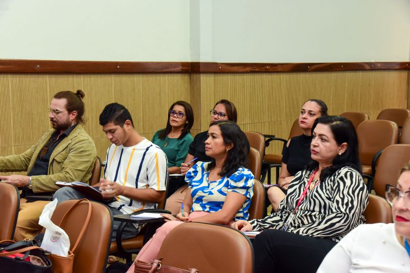 Formação dos servidores do município com representantes do Ministério das Mulheres no auditório da Semed