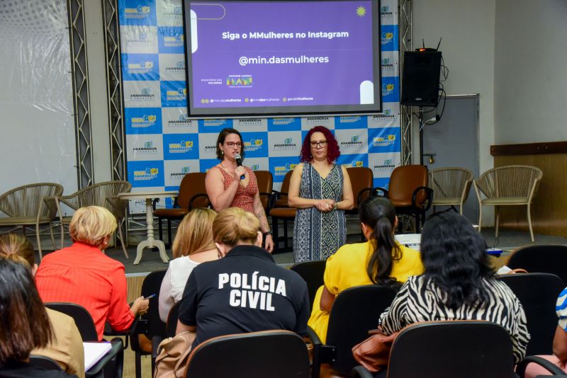 Formação dos servidores do município com representantes do Ministério das Mulheres no auditório da Semed