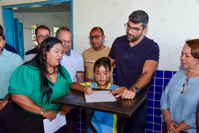 Assinatura de ordem de serviço para construção da cobertura da quadra, arquibancada e vestiário da EMEF Clovis de Souza Begot, na Águas Lindas