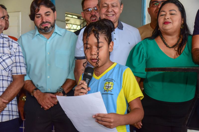 Assinatura de ordem de serviço para construção da cobertura da quadra, arquibancada e vestiário da EMEF Clovis de Souza Begot, na Águas Lindas