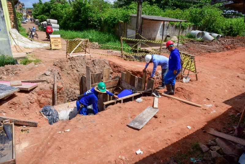 Serviço de Drenagem e Terraplanagem da rua Haroldo Veloso, no bairro Una