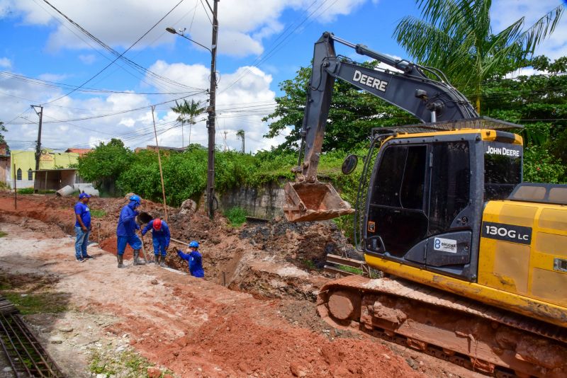 Serviço de Drenagem e Terraplanagem da rua Haroldo Veloso, no bairro Una