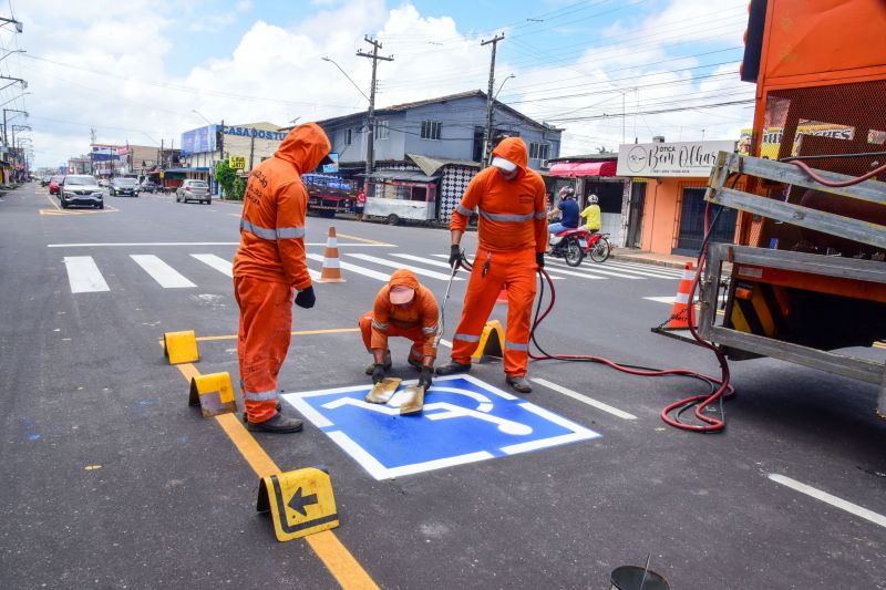 Sinalização e pintura na estrada da Providência na Cidade Nova