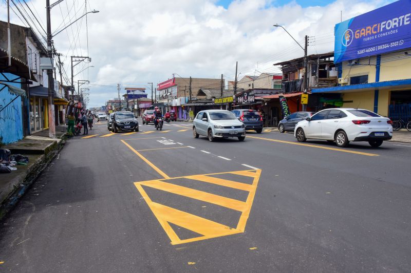 Sinalização e pintura na estrada da Providência na Cidade Nova