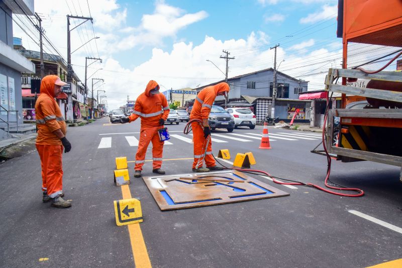 Sinalização e pintura na estrada da Providência na Cidade Nova