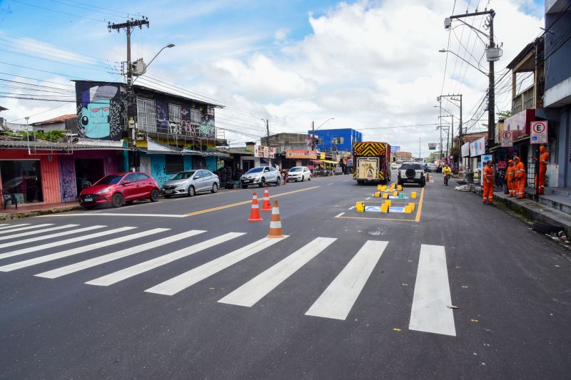 Sinalização e pintura na estrada da Providência na Cidade Nova