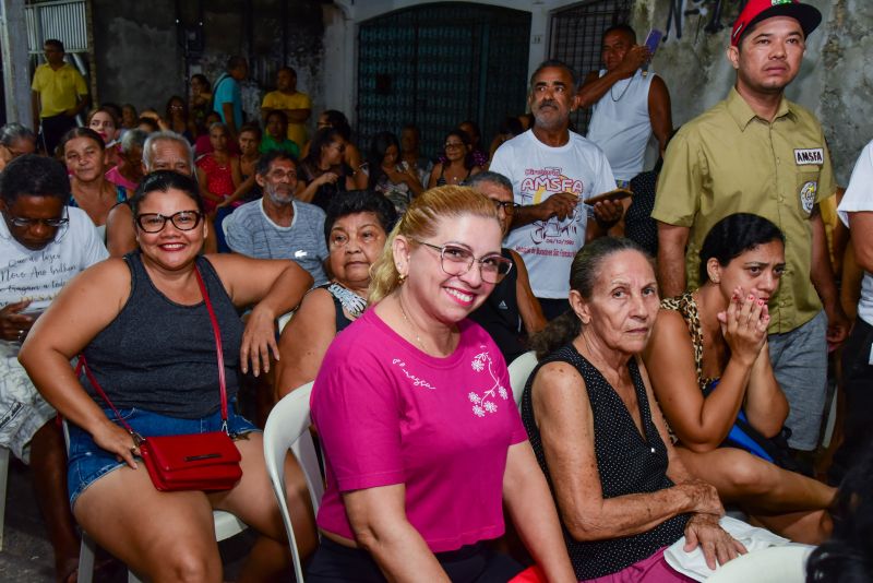 Entrega de títulos de propriedade através do Programa Ananindeua Legal no bairro do Una