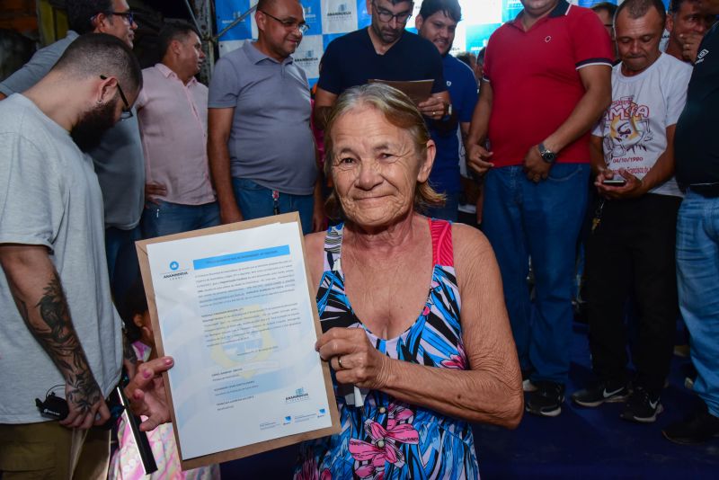 Entrega de títulos de propriedade através do Programa Ananindeua Legal no bairro do Una