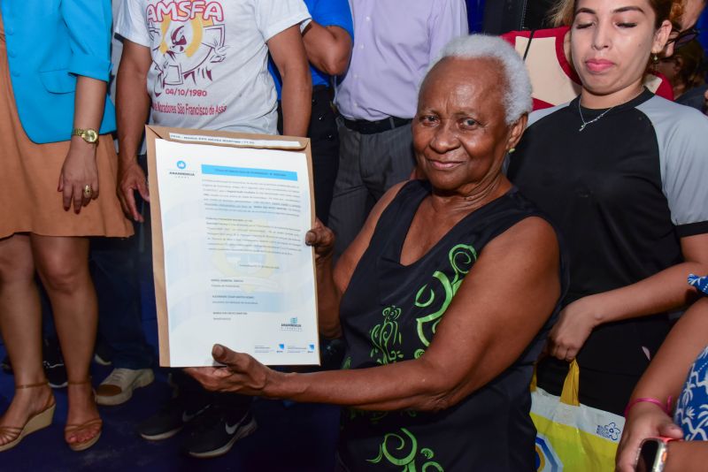 Entrega de títulos de propriedade através do Programa Ananindeua Legal no bairro do Una