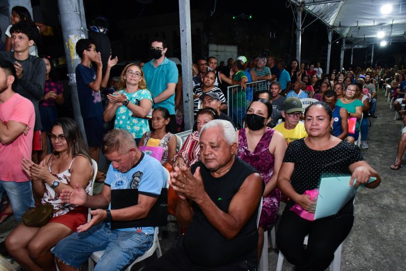 Entrega de títulos de propriedade através do Programa Ananindeua Legal no bairro do Una