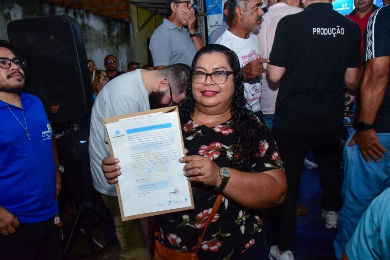 Entrega de títulos de propriedade através do Programa Ananindeua Legal no bairro do Una