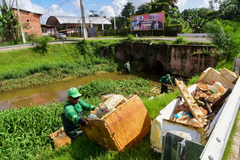 Equipe fazendo limpeza do canal das Toras no Aurá